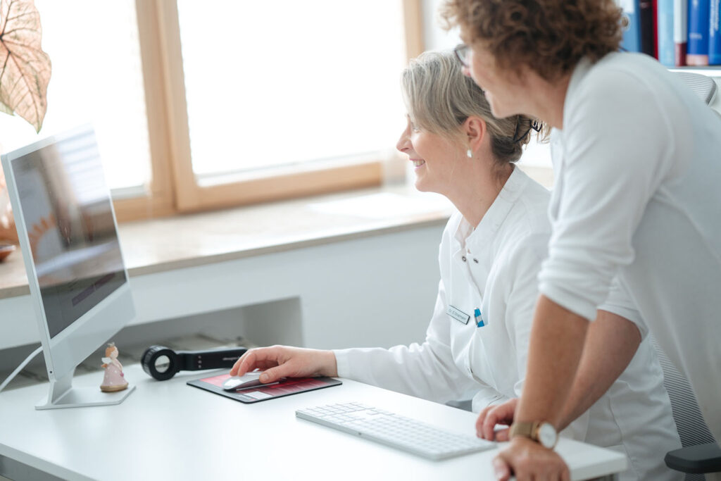 Frau Dr. Stratmann und Frau Dr. Habenicht und am PC