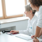 Frau Dr. Stratmann und Frau Dr. Habenicht und am PC